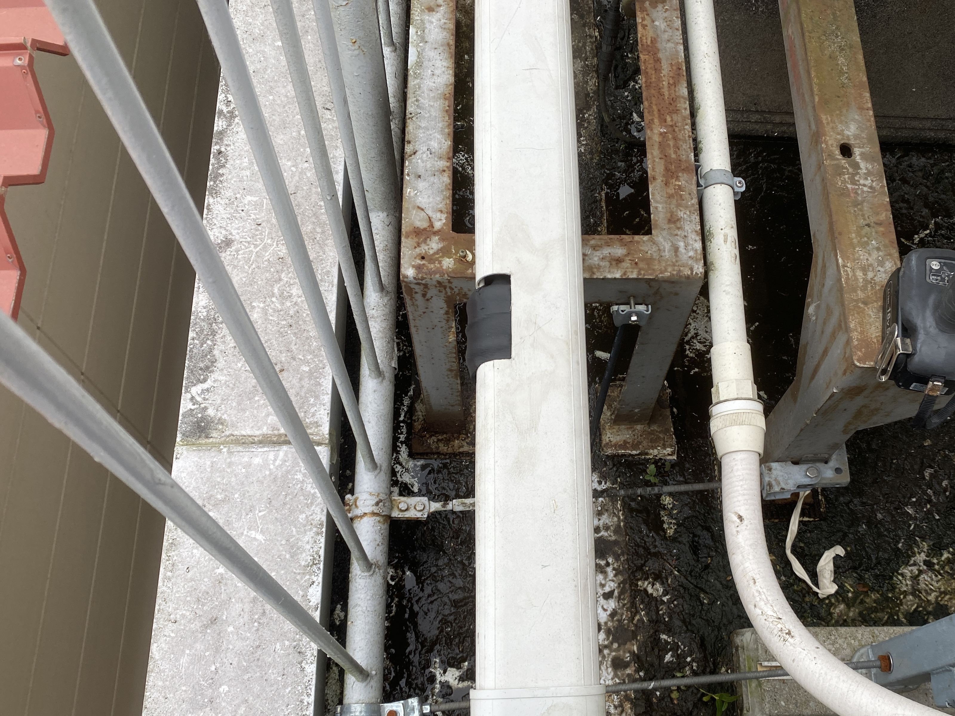 空調機　冷媒配管へフィルタードライヤ取付作業