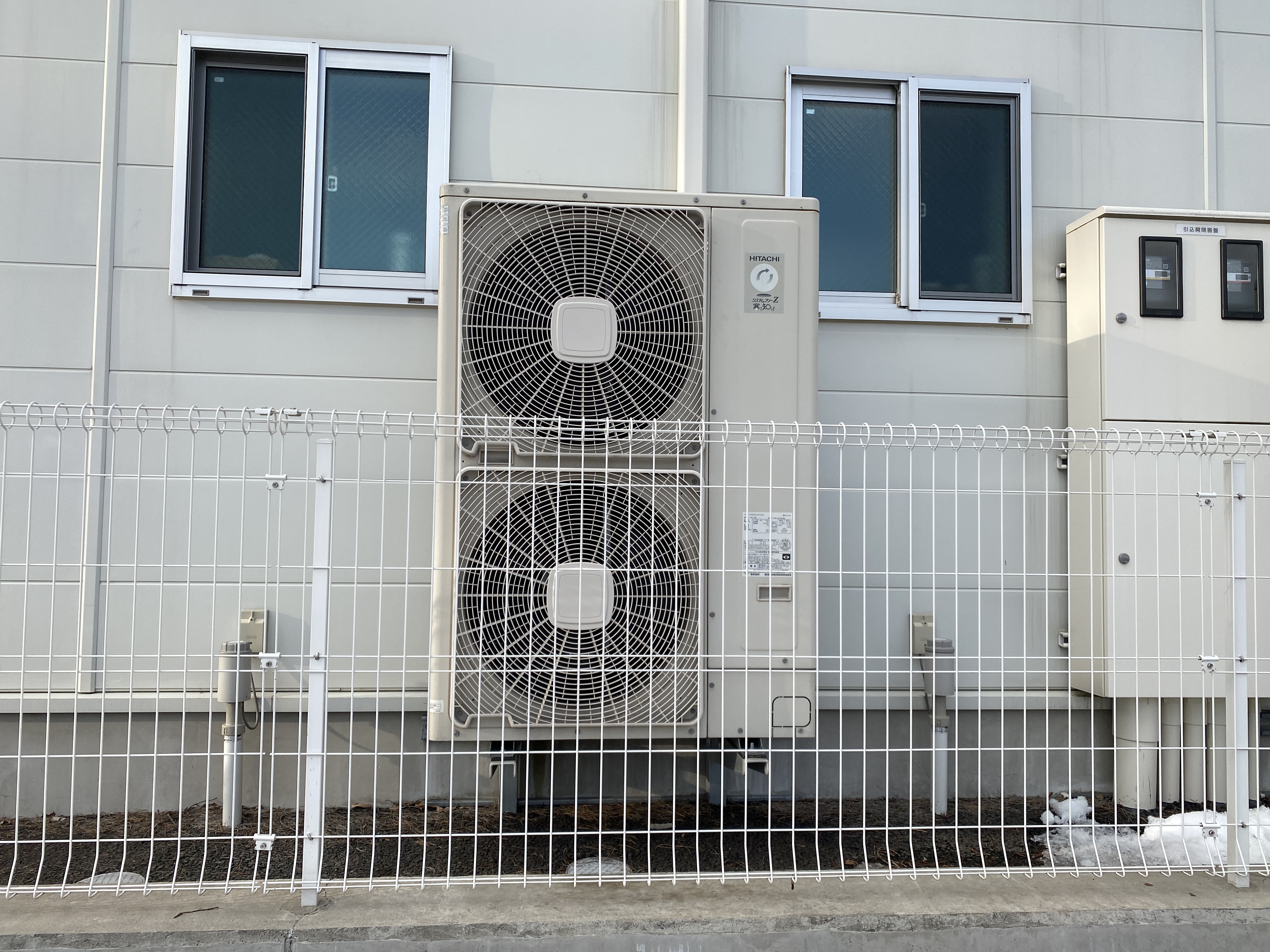 パッケージエアコン　室外機部品交換作業