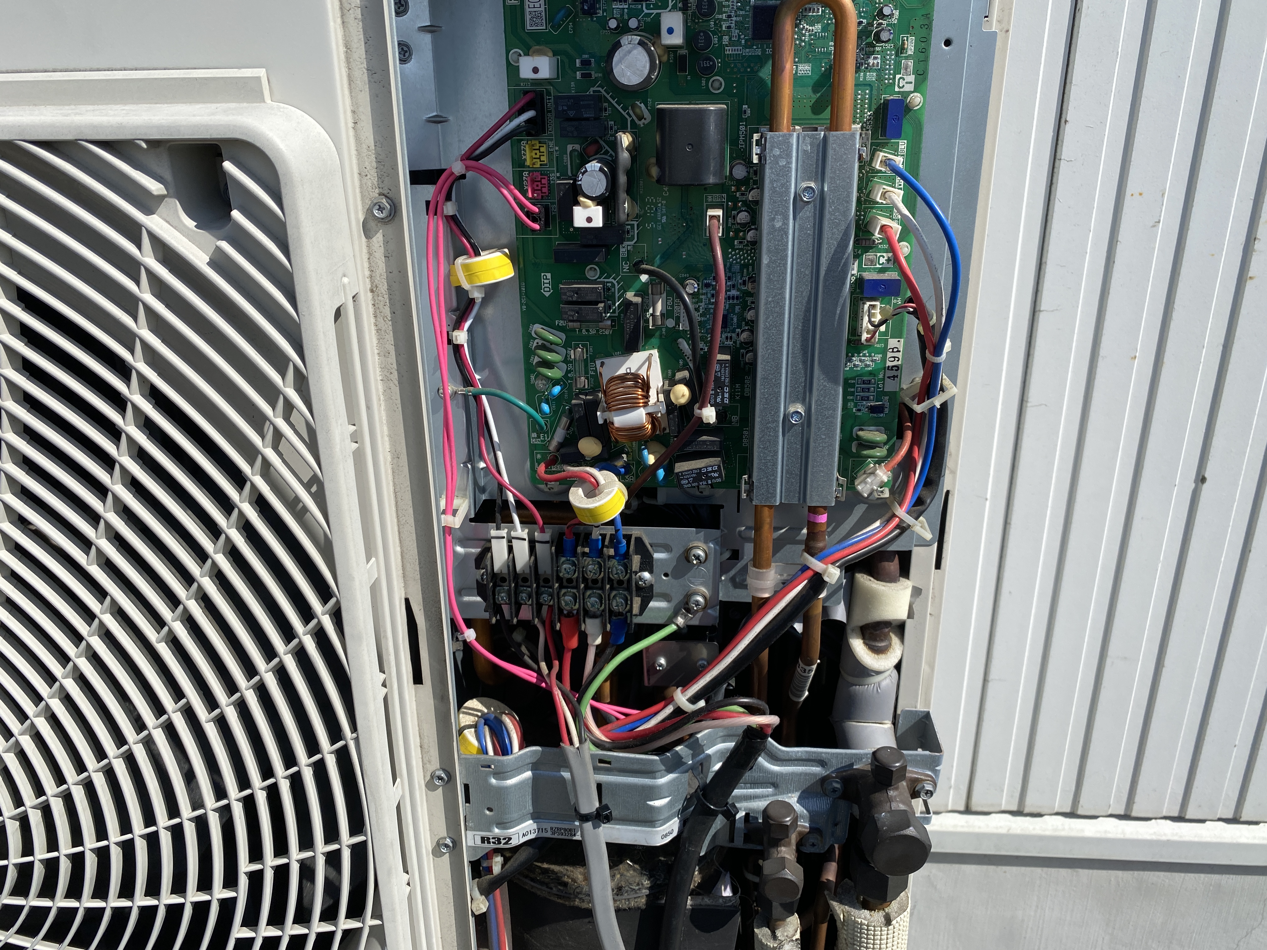 エアコン室外機部品交換作業