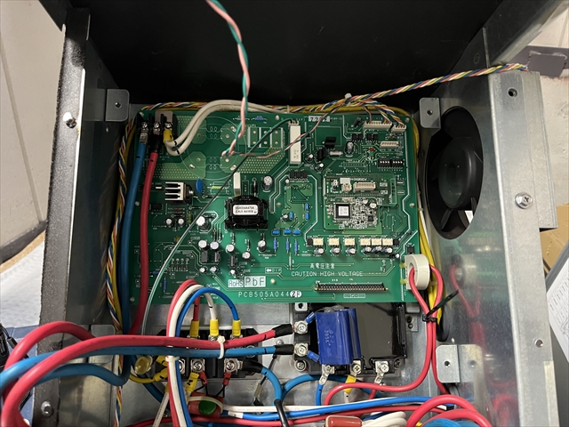 製造工場　ビル用マルチエアコン　インバータ基板交換